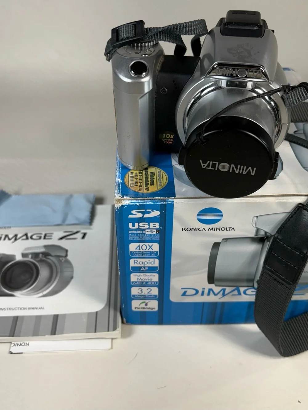 MINOLTA DiMage Z1 3.2 Mega Pixels Digital Camera “WORKING”  W/ Box